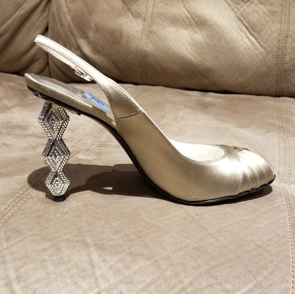 Brand new Stuart Weitzman pumps size 7.5